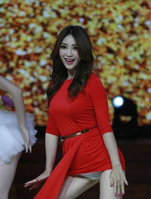 39岁的柳岩至今无人敢追?当她深蹲的那一刻,网友:这谁顶得住?