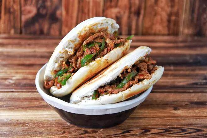 孜然肉夹馍是陕西特色食物.