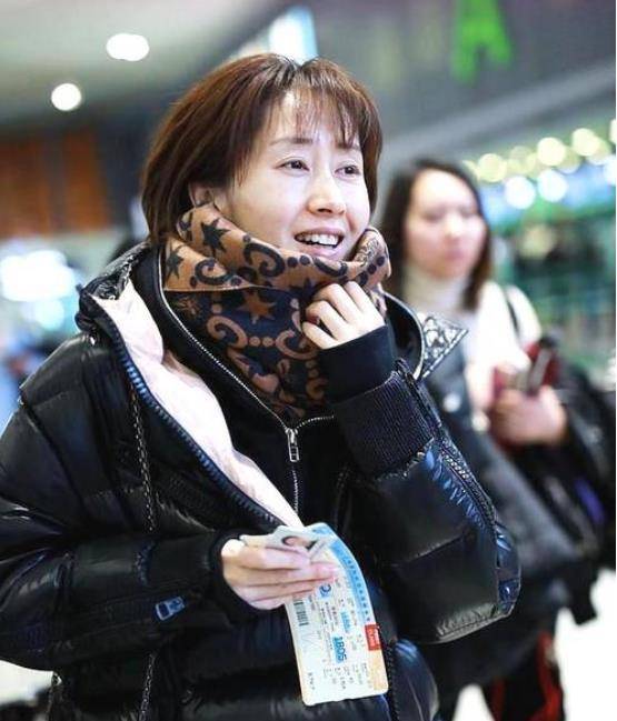 知名演员刘敏涛素颜现身,被偷拍疑似黑脸,不顾形象大口吃面_视频_网友