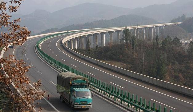 成渝高速公路,由原来的4车道改为8车道,车主免费通行