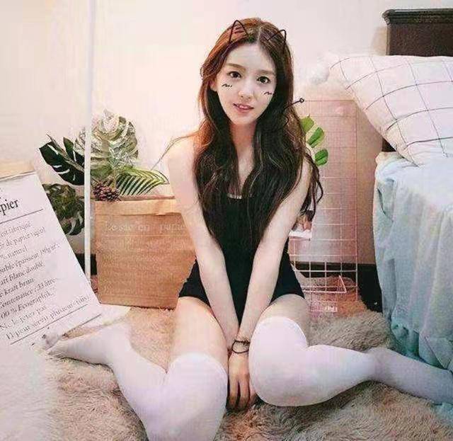 余霜穿v领礼服气质佳,rita晒出泳衣白丝照,小钰直接烫了波浪卷_rookie