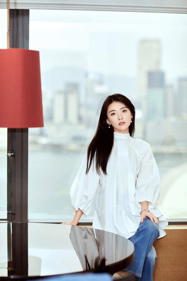 青春女星梁洁晒写真,积极宣传华语文化,清新脱俗,充满知性美_留言