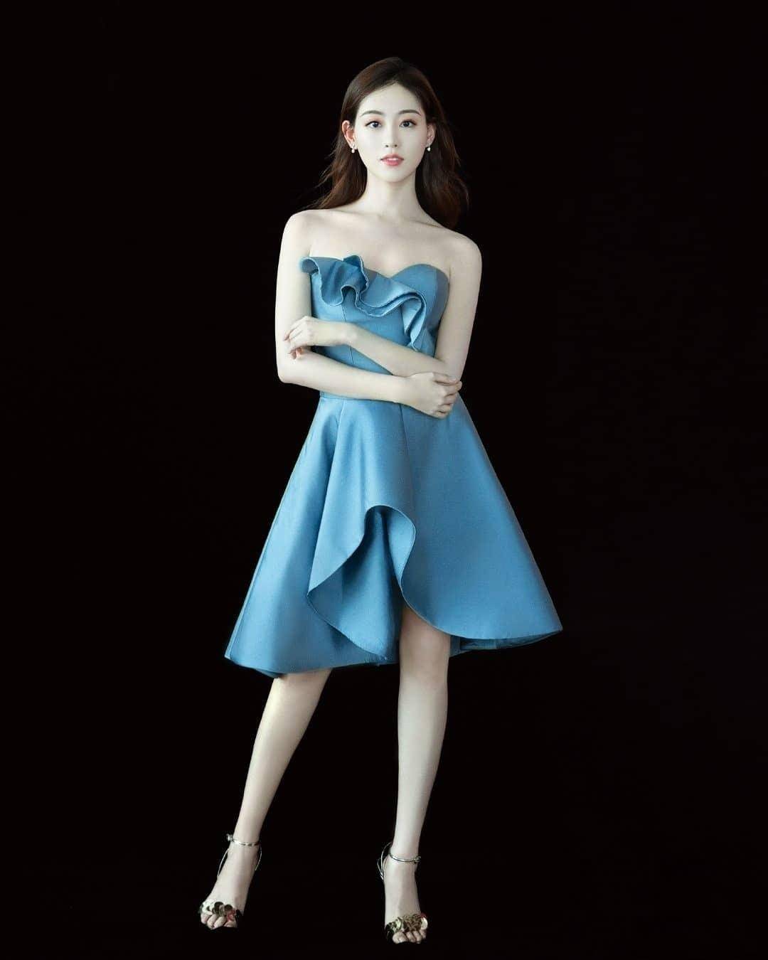 祝绪丹海蓝色抹胸晚礼短裙时尚美拍,皮肤白嫩美腿养眼_背景_黑色_照片