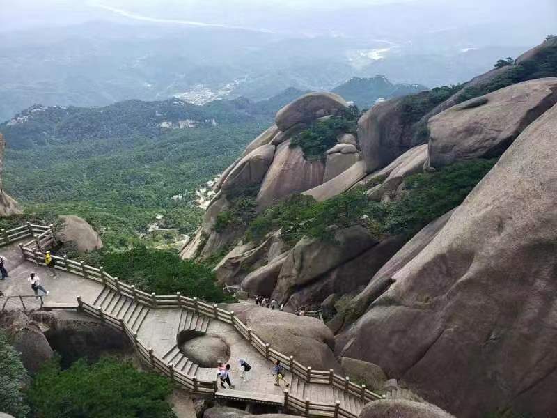 据介绍,2023年,天柱山风景区实施文旅"登高"行动,通过活动促动,产品