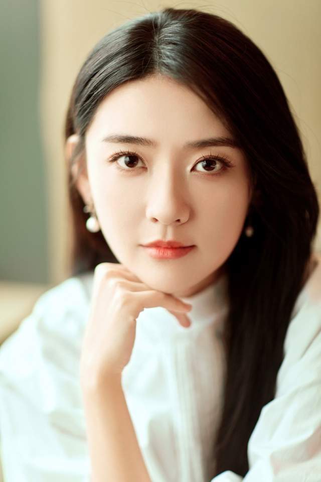 青春女星梁洁晒写真,积极宣传华语文化,清新脱俗,充满知性美_留言