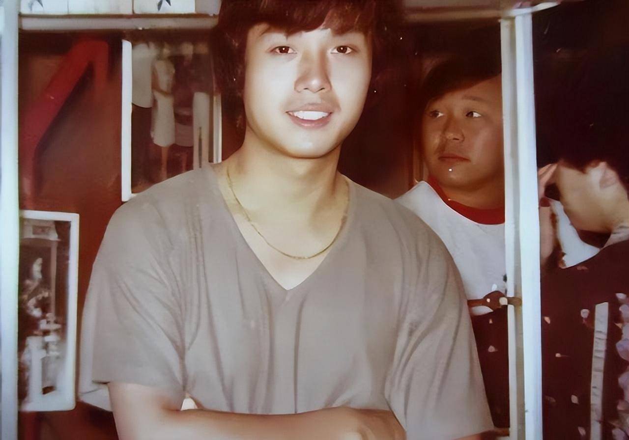 看看伍卫国多年前的老照片,伍卫国好帅啊!_网友_瞳孔_话剧