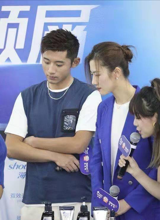 国乒大满贯同台,丁宁遇张继科满脸娇羞,留长发气质知性好温柔_选择了