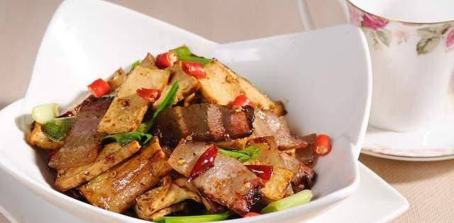 煎腊肉,光泡水是不行的,再走一步,腊肉嫩而不腻,没有柴火的煎腊肉