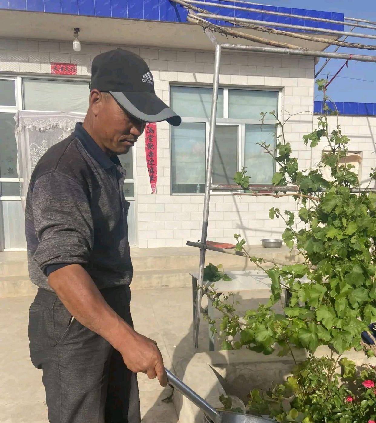 连续救6人牧羊人朱可铭的生活状态,网友;遗憾,太真