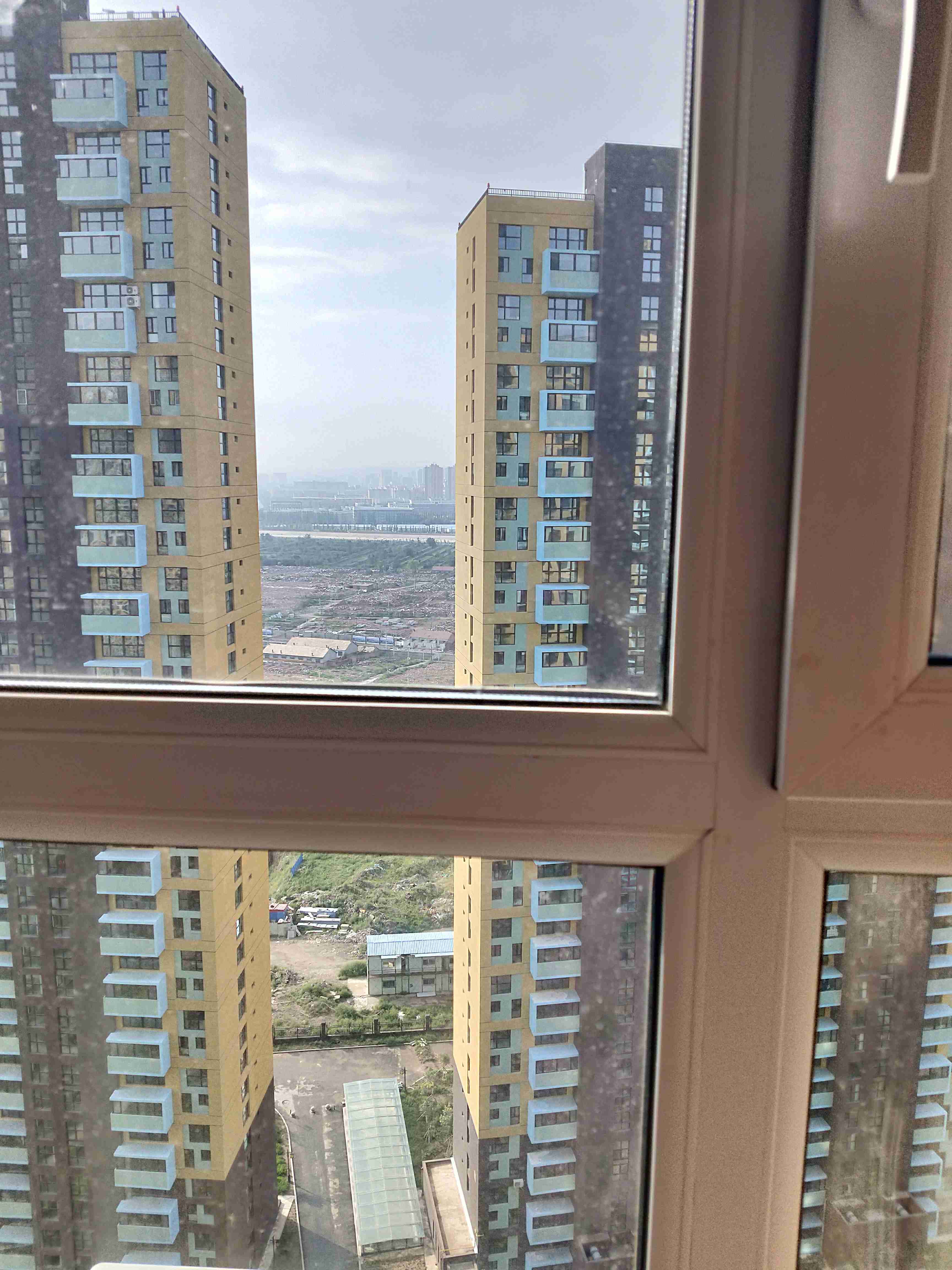 八,飞檐煞飞檐煞又称屋角冲射,即邻座楼宇的墙角正对著本座的正门或