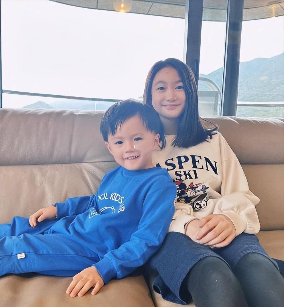 参加花样滑冰比赛,比赛失误跌倒,郭晶晶台下观摩_李安琪_弟弟_爸爸