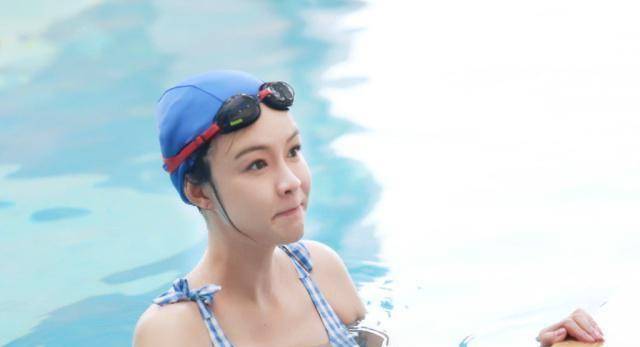 李艾泳衣软萌可爱,麦迪娜舞姿太感人,准妈妈就算怀孕了也要美丽优雅