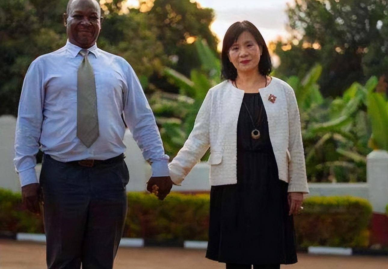 "清华女神"远嫁非洲:26年间生下5个孩子,回国后同学认不出_王丽红_苏