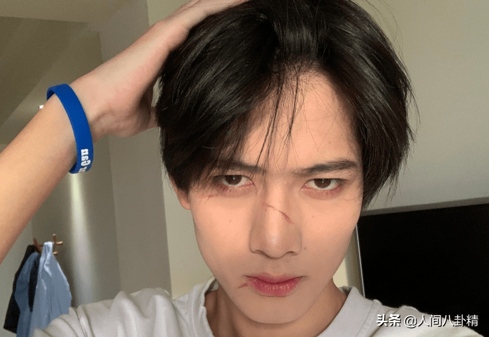 营选手高嘉朗本着对女友负责的态度,非常有男子气概的官宣自己的恋情