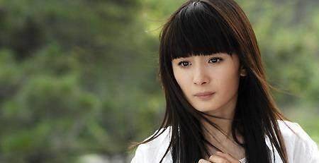 姚芊羽,杨幂,王琳等人主演的悲情励志剧《笑着活下去》中的程小诺一角