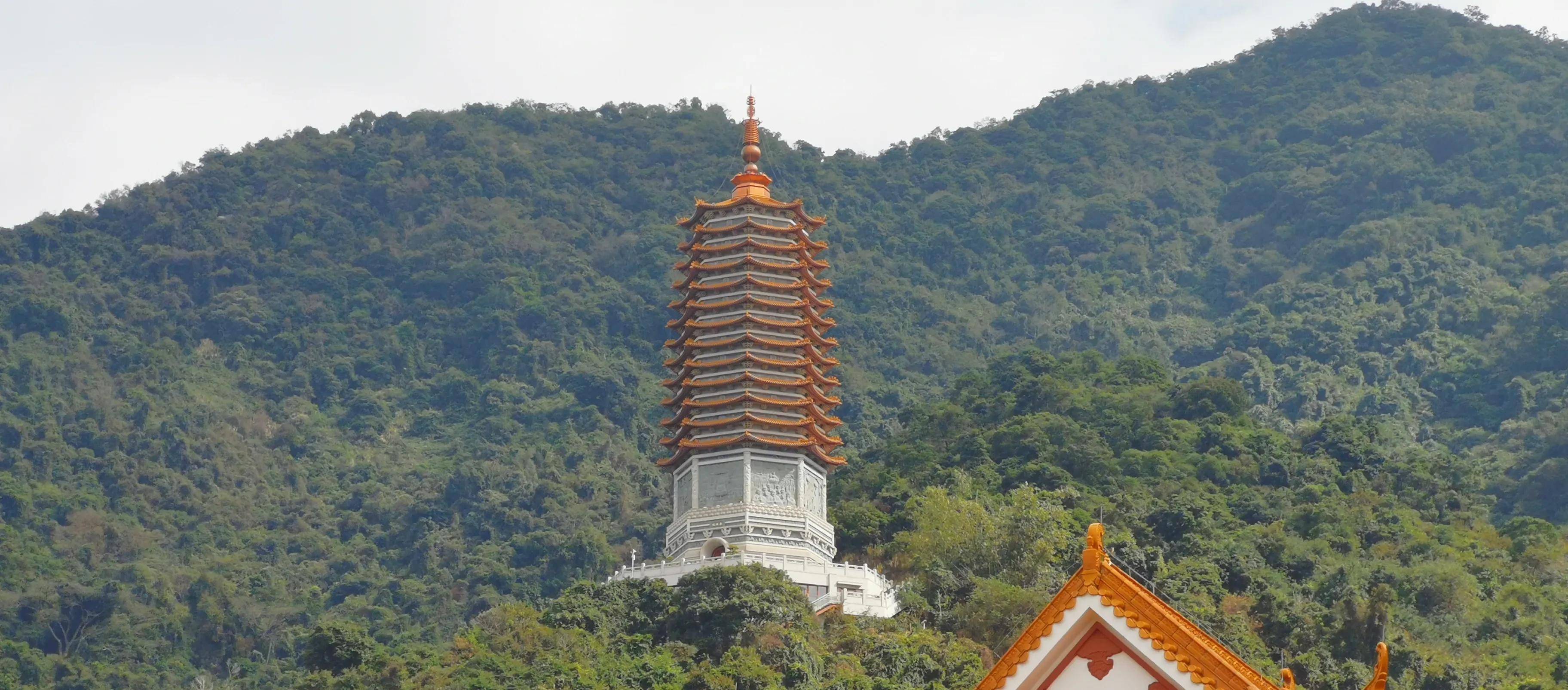 弘法寺一角弘法寺大雄寶殿植物園內有擺渡觀光車,可以直接乘坐到弘法