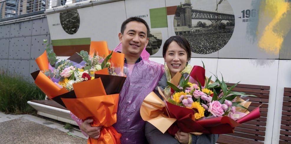 海清黄磊晒杀青照,素颜干瘦眼皮松弛,留长发没气质更像大妈了!