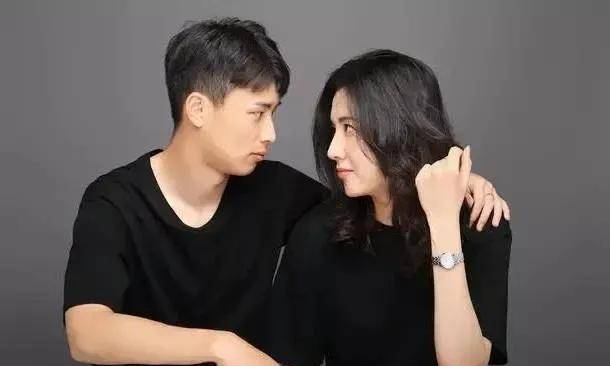 24岁 女友背景: 海归魏震 23岁 女友背景: 大学生严鼎皓 22岁 女友