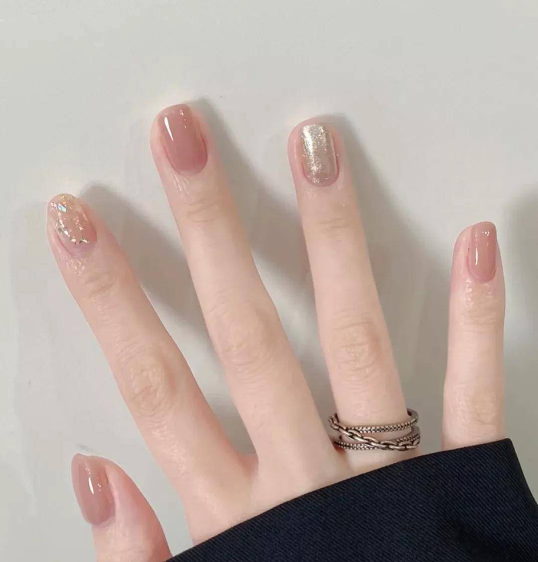 这10款美甲温柔显白,简约气质,让人一眼心动_粉色_银色_爱心