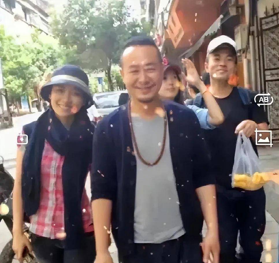 这应该是张颂文夫妻和林家川夫妻一同出行的照片.