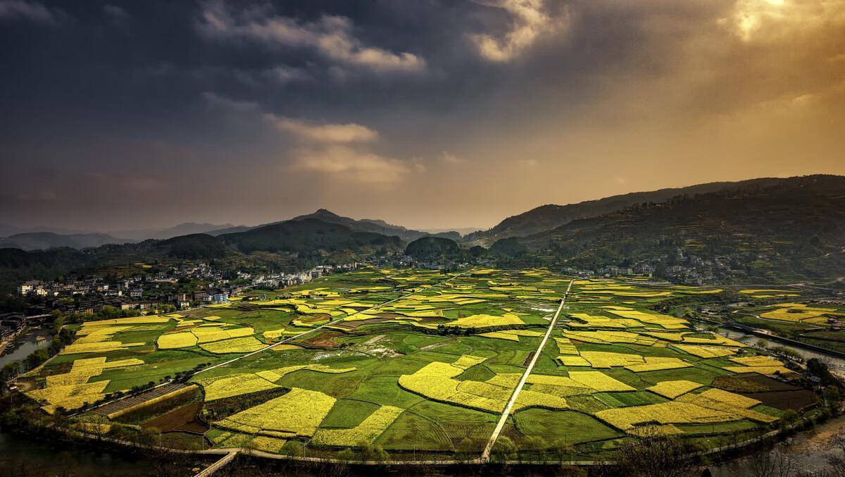 贵州是一个充满自然美景和人文魅力的省份,尤其是开阳县玉水金盆农村