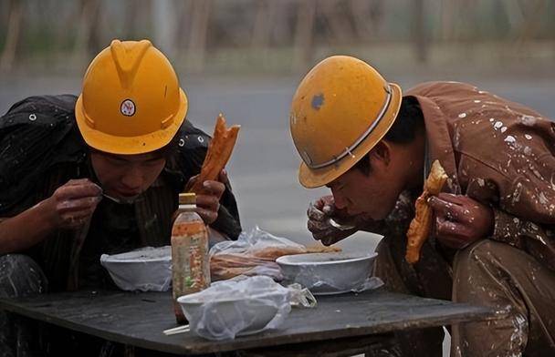 城管到工地勸離賣盒飯攤販,買飯工人反擊:這不是你們管的範圍_問題