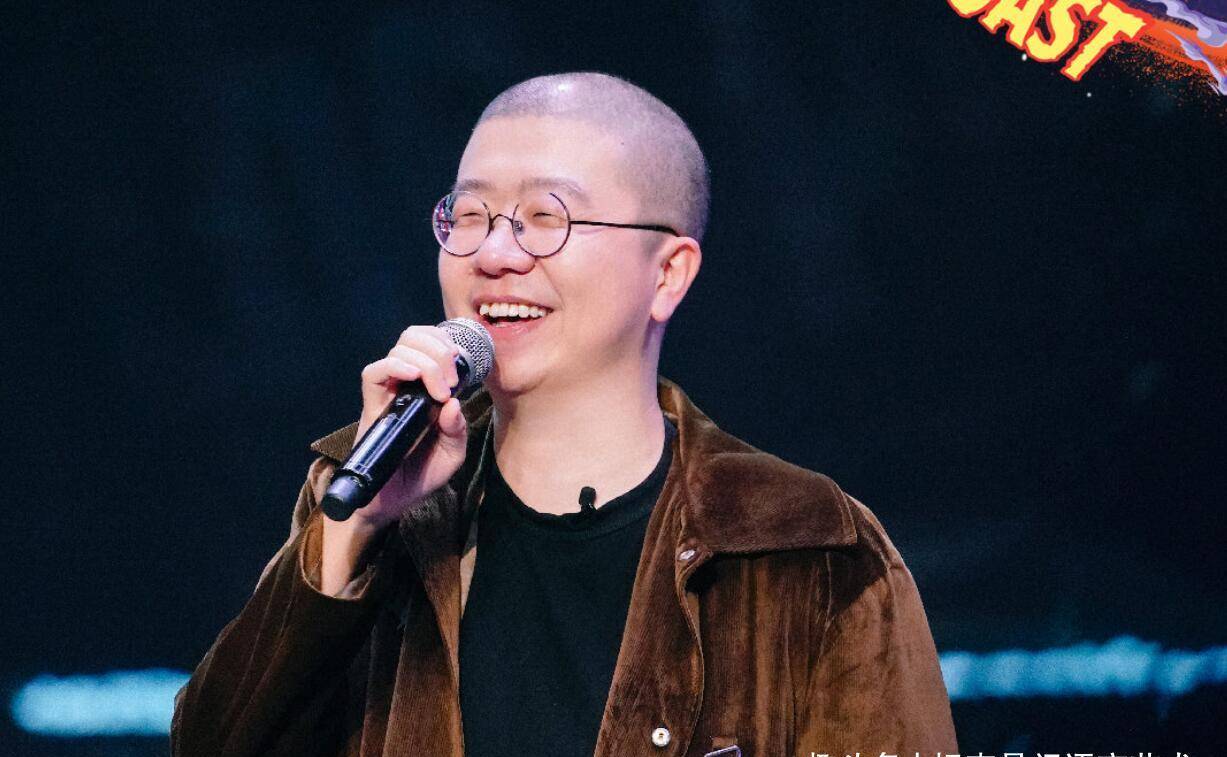 吐槽大会被揭老底,演员竟对着提词器表演_节目_观众_艺术