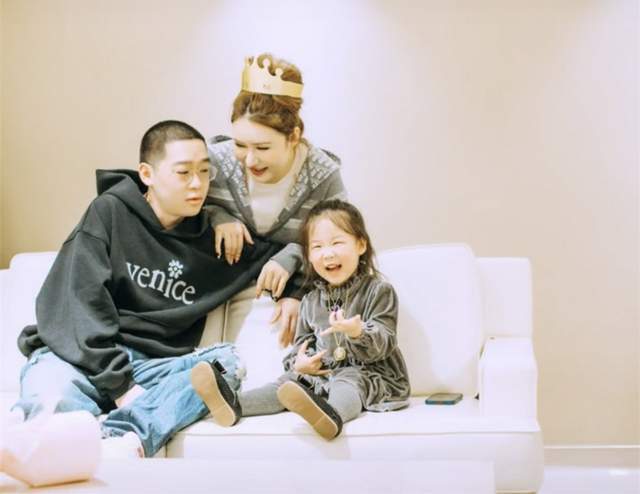 歌手弹壳买劳斯莱斯送妻子,女方为其生三胎刚出月子_西子_一线_节目