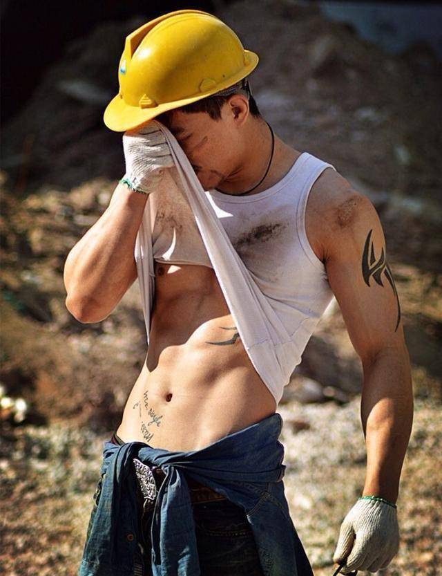 从职业拳击手到动作演员,这位90后失意依旧犀利的肌肉男够强!