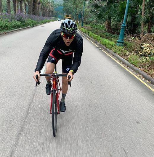 彭于晏到香港和骑友开心骑行骑行时还不忘做各种搞怪表情_朋友_迪士尼