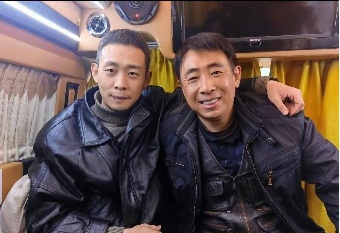 《他是谁》剧组演员合照曝光 张译站c位穿风衣显拘谨_范雷_老友_深