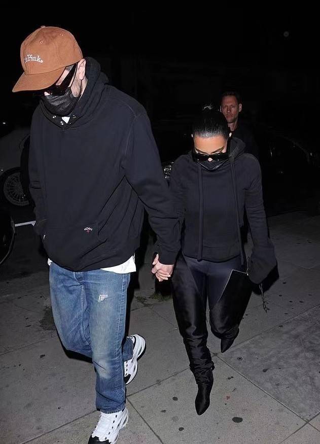 金卡戴珊与男友穿情侣装出门!