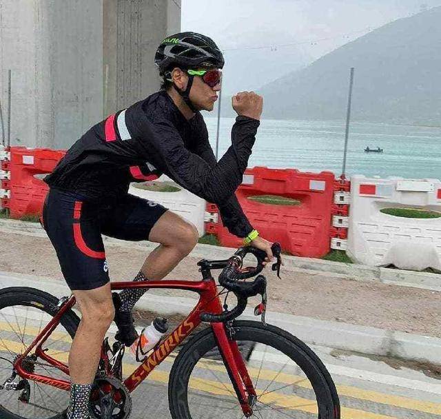 彭于晏到香港和骑友开心骑行骑行时还不忘做各种搞怪表情_朋友_迪士尼