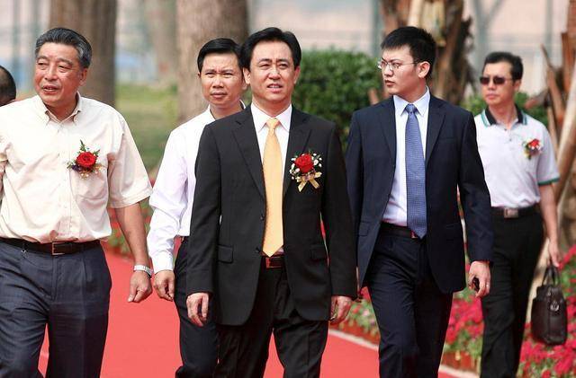 大佬刘銮雄不帮恒大,恒大也不宣布破产,其实许大佬有有苦难言?