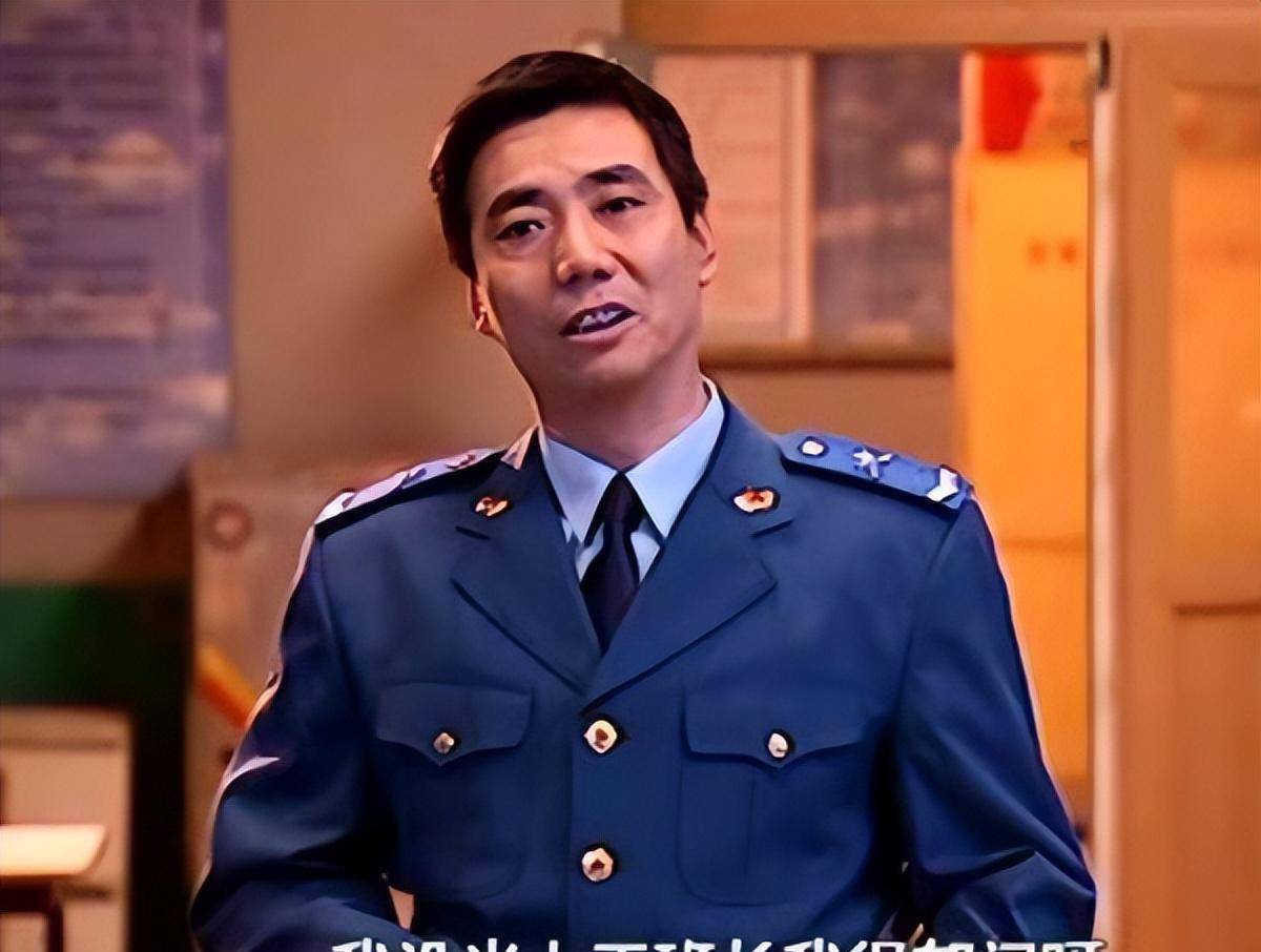 《炊事班的故事》20年,演员现状,有人住筒子楼,有人晚年塌房_洪剑涛