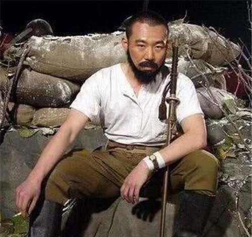 中国老兵巡逻，看见一物上蹿下跳，果断开枪后，日本举国悲痛_饭冢国五郎_钢盔_小俣行男