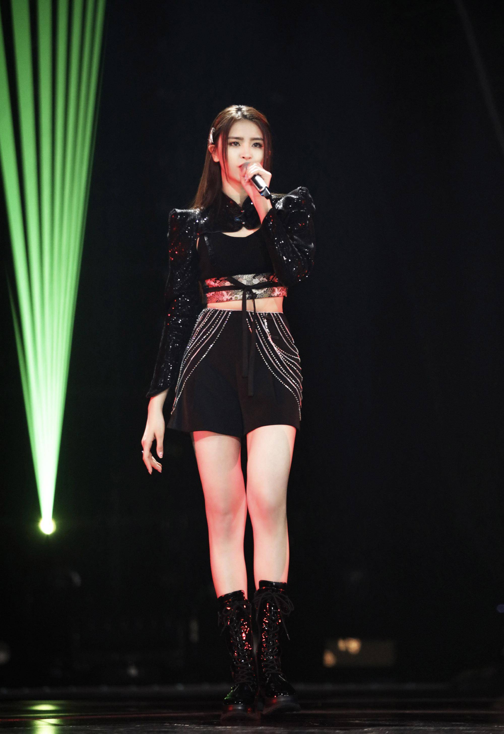 这件浅色格纹a字裙不仅凸显出金子涵高挑的身材比例和大长腿,还能让她