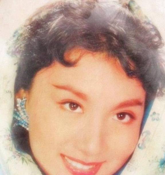 夏梦原名杨濛,祖籍江苏苏州,香港电影演员及制片人.