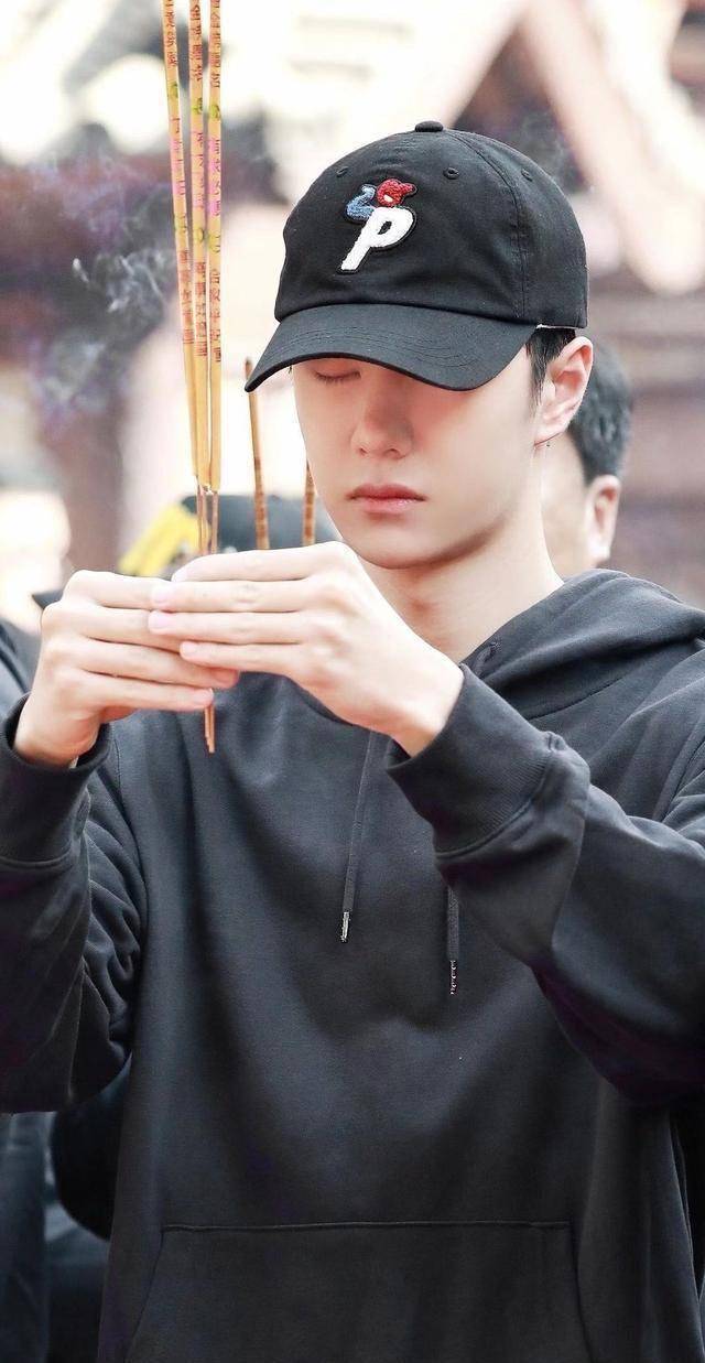 开机,王一博状态极佳,老板杜华亲自陪同,这点很重要_黄明昊_回应_妈妈