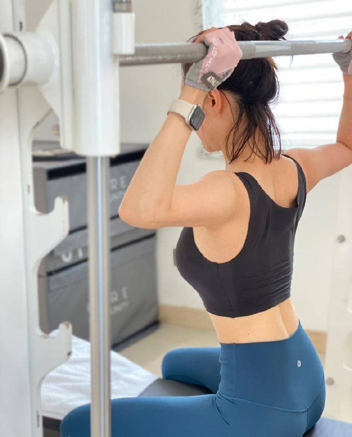 "谋女郎"李纯晒健身写真,身穿紧身裤,突显线条流畅优美的身姿_运动