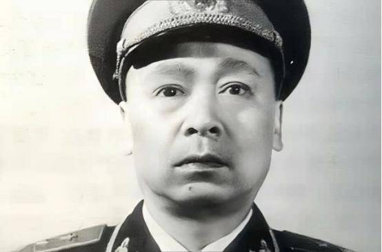 三位将军同框合影,左边曾是大将候选人,右边是我军第六大名将_陈赓