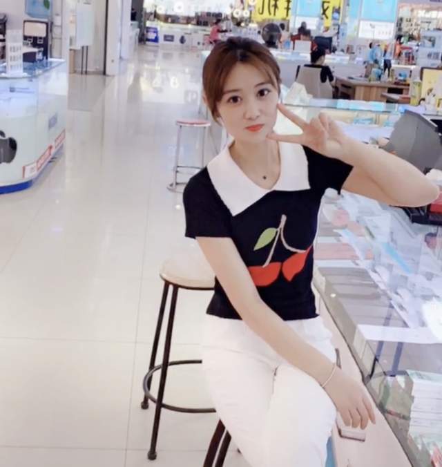曝32岁网红遭三个富豪老头包养,前婆婆领着媒人打上门,本人回应_小褚