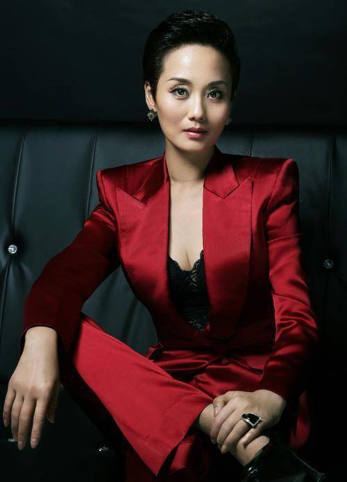 豪门太太李颖饰演职业户主,为什么她的穿搭会给你高级感和品质感?