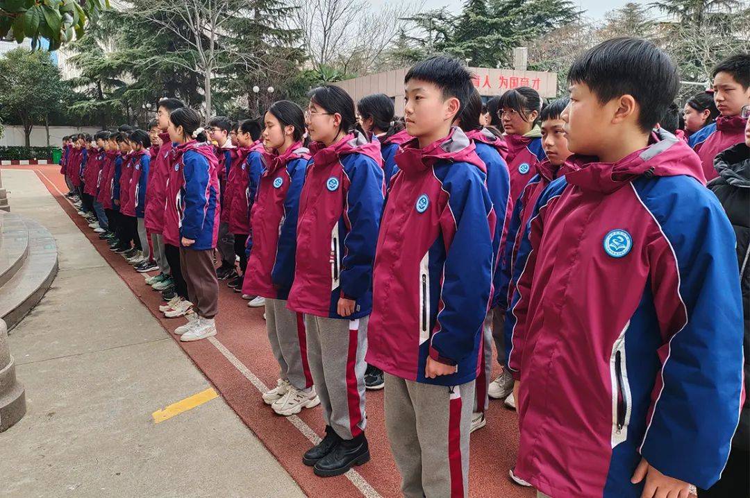 邯郸市致远中学校服图片
