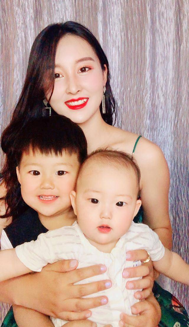 晒出的图片中,谢孟伟的老婆郭珊珊身穿吊带上衣,精致装扮和妆容,手捧