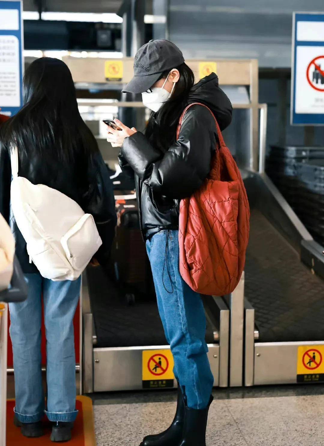 自己推着几个行李这一行为,可以猜出,迪丽热巴已经在行动上辟谣了