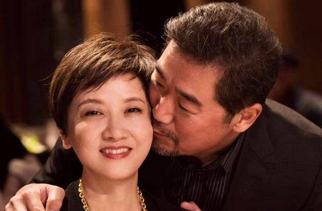 65岁张国立近照显老,驼背严重下车需别人搀扶,身旁有5个人陪同_邓婕