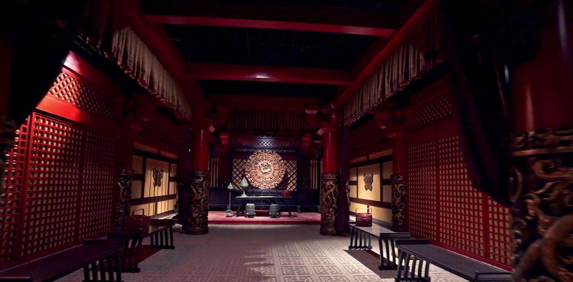 决不令陈阿娇吃苦,但收回皇后册书,玺绶,废皇后之位,令其移居长门宫