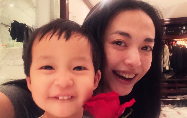 姚晨微博晒照,与"小土豆"过节日,网友:满满的幸福感._妈妈_孩子_长相