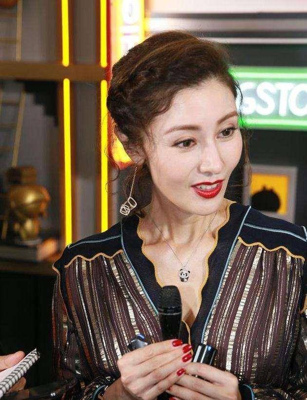 50岁李嘉欣近照颜值崩不住了?颜值被高颧骨拖累,美人也难逃岁月侵蚀?